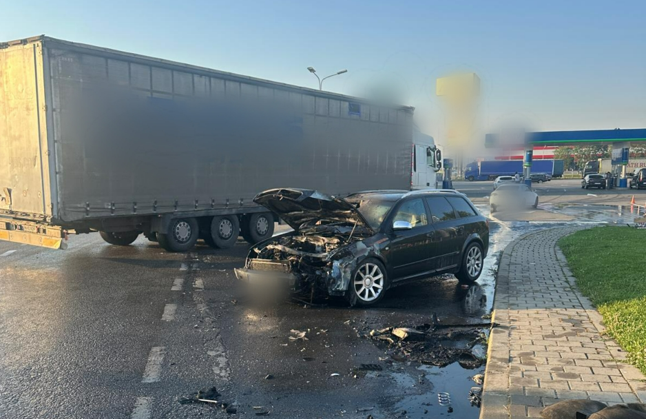 Accident urmat de incendiu: Două mașini s-au lovit frontal, după care una a luat foc! Două persoane au primit îngrijiri medicale în Dej- FOTO