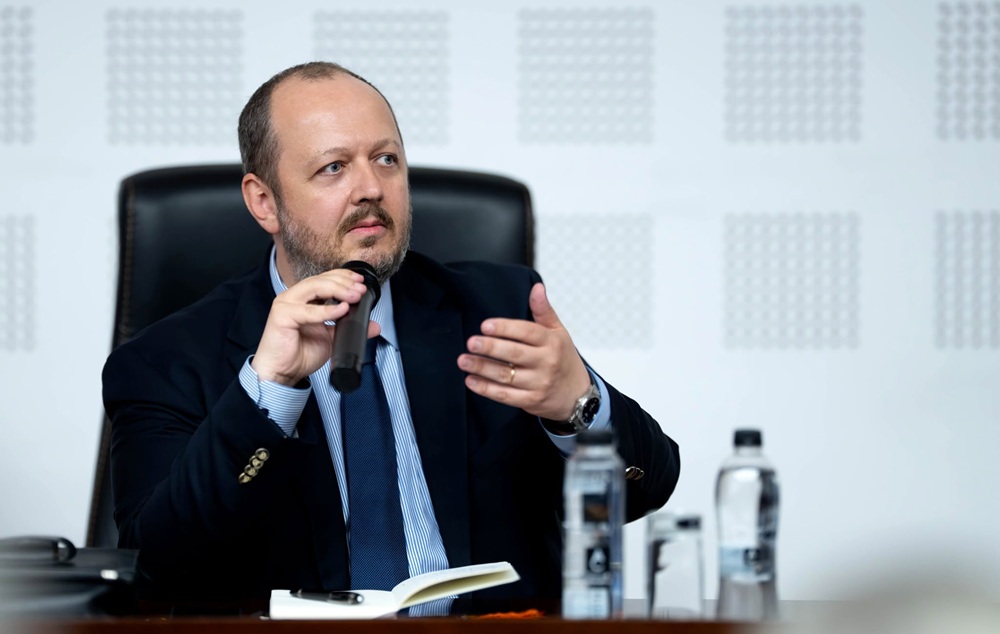 Adrian Papahagi face un pas în spate și renunță la Ministerul Culturii. Profesorul clujean fusese ironizat de Kelemen Hunor pentru că nu are notorietate