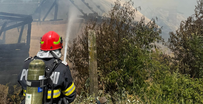 Alertă în județul Cluj! Pompierii luptă cu un incendiu violent care a cuprins două locuințe