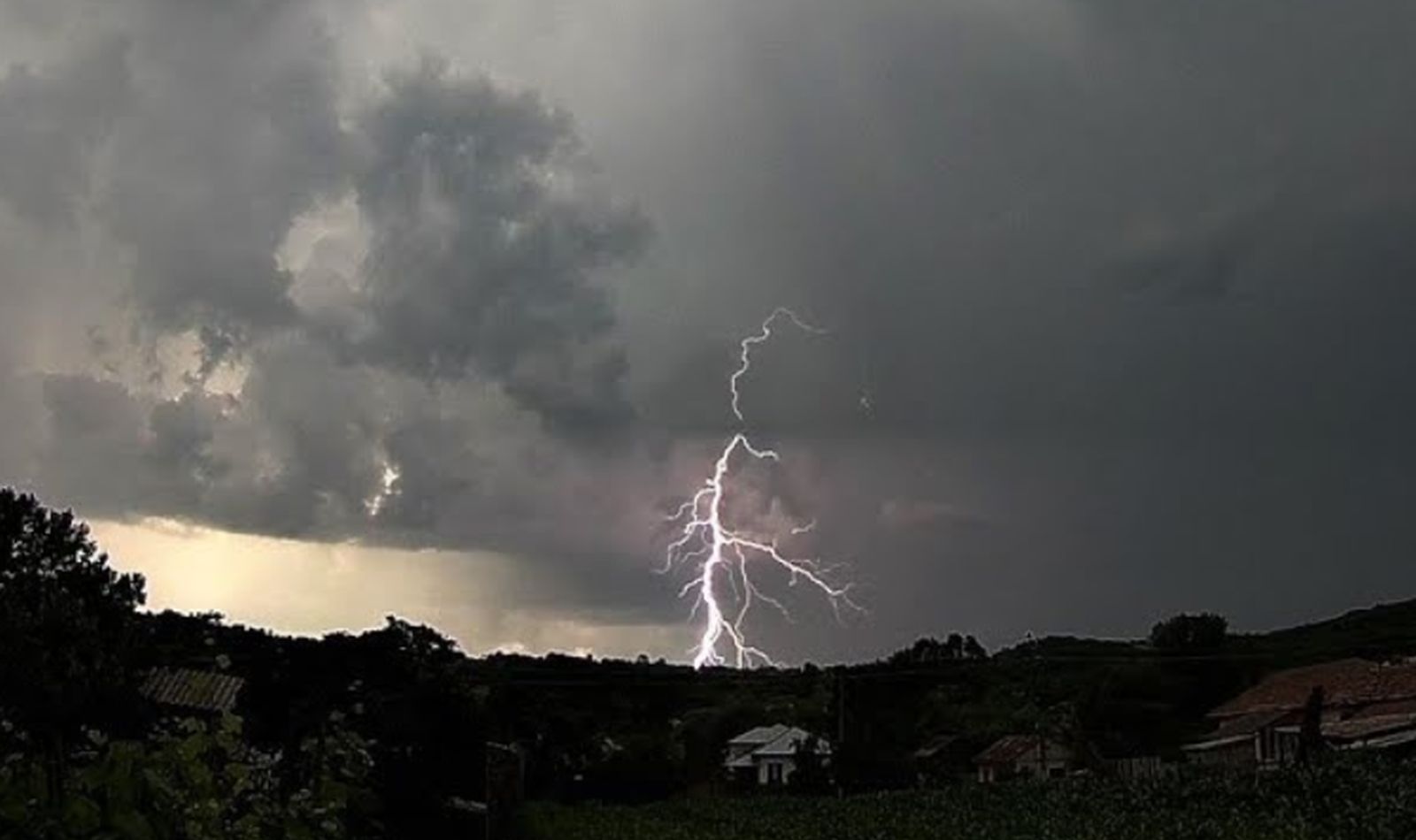 Alertă meteo în județul Cluj! Cod portocaliu de furtuni violente, grindină și vijelii. Mai multe localități sunt vizate de avertizarea ANM