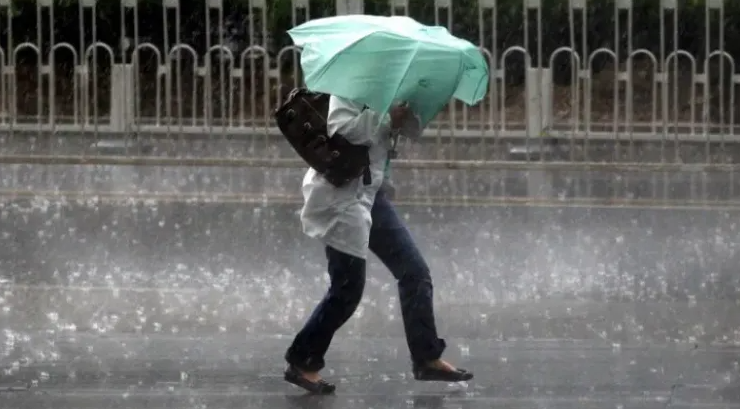 Alertă meteo la Cluj! Meteorologii anunță averse puternice, descărcări electrice și rafale periculoase de vânt