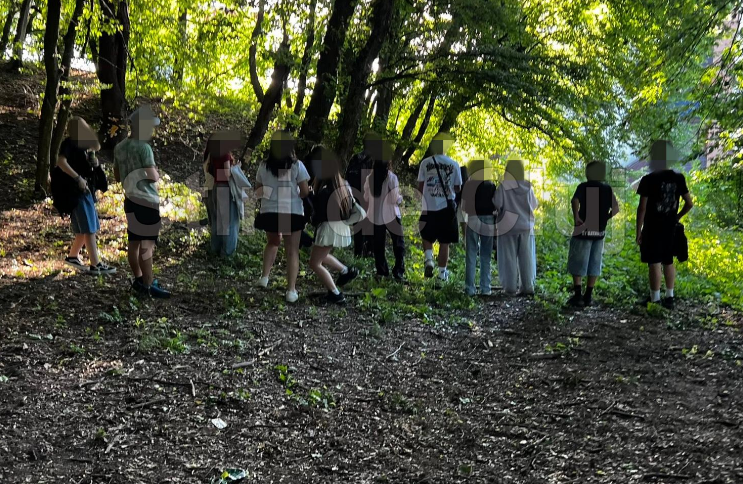 Anchetă a poliției după imaginile publicate de Știri de Cluj cu bătaia dintre două adolescente din Florești sub ochii a zeci de copii: „Râdeau sau filmau”