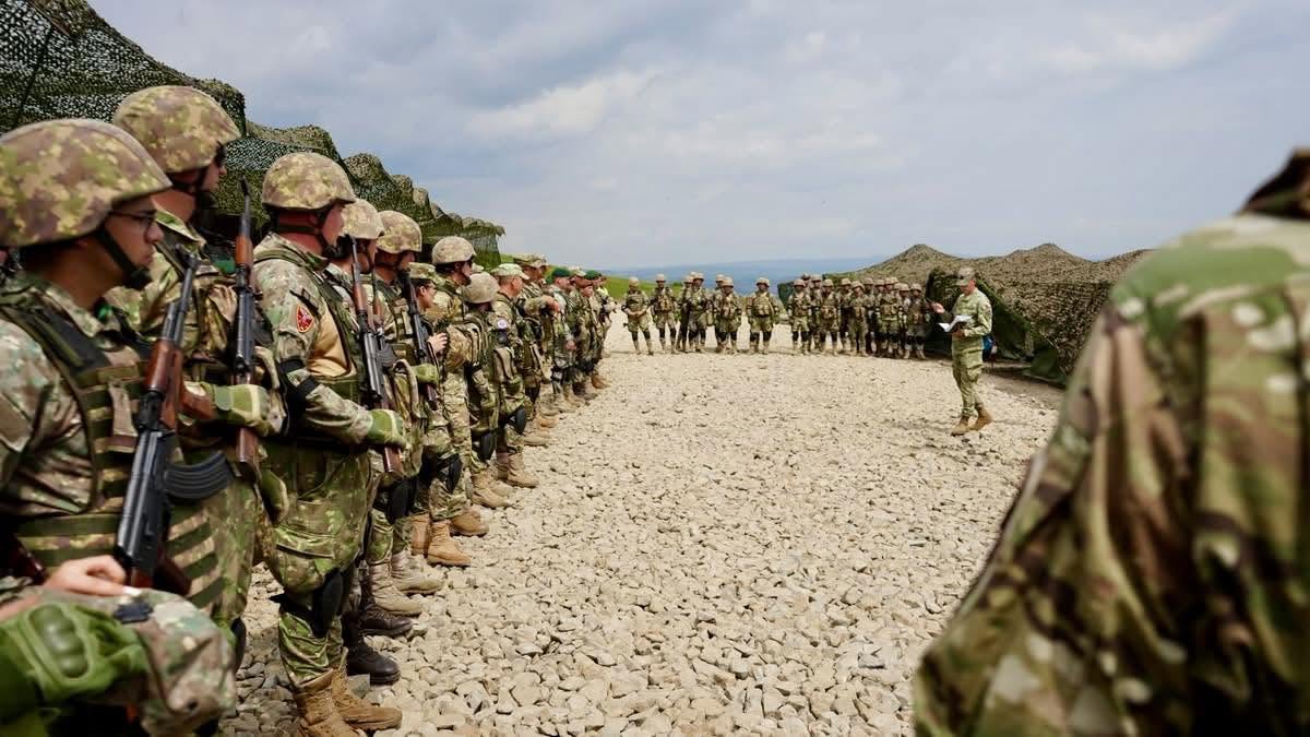 Atenție, clujeni! Coloane militare cu mii de soldați vor traversa județul. Șoferii trebuie să le acorde prioritate și să păstreze distanța de blindate