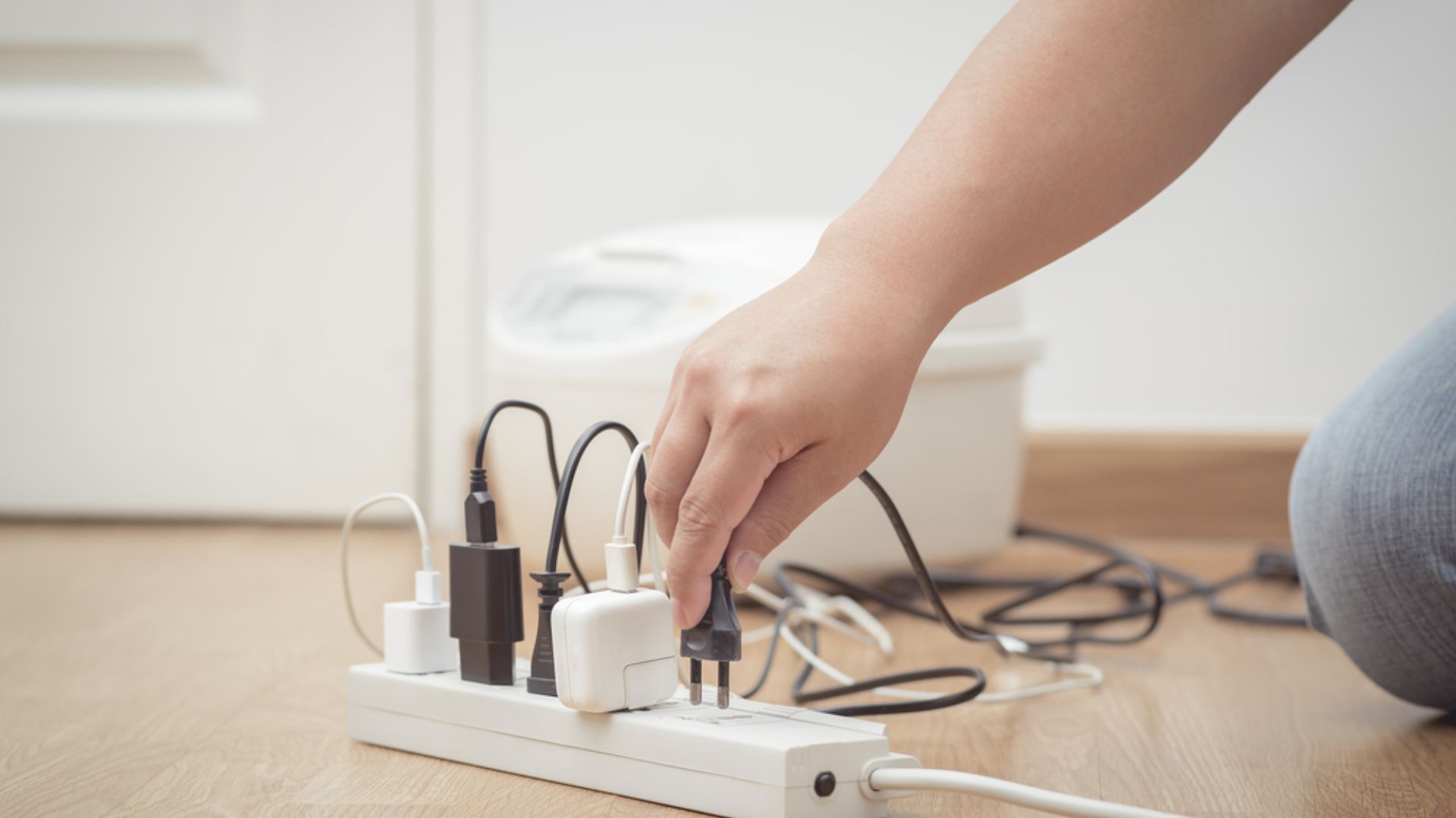 Atenție, clujeni! Instalațiile electrice suprasolicitate și aerul condiționat pot provoca incendii în locuințe în plin val de COD ROȘU