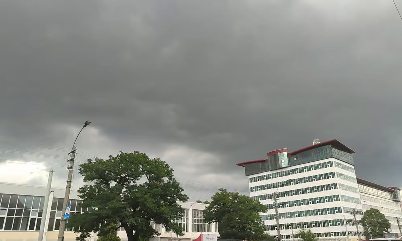 Atenție, clujeni! Vine o furtună mare, meteorologii au emis Cod Galben de vânt puternic, ploi puternice, descărcări electrice și grindină