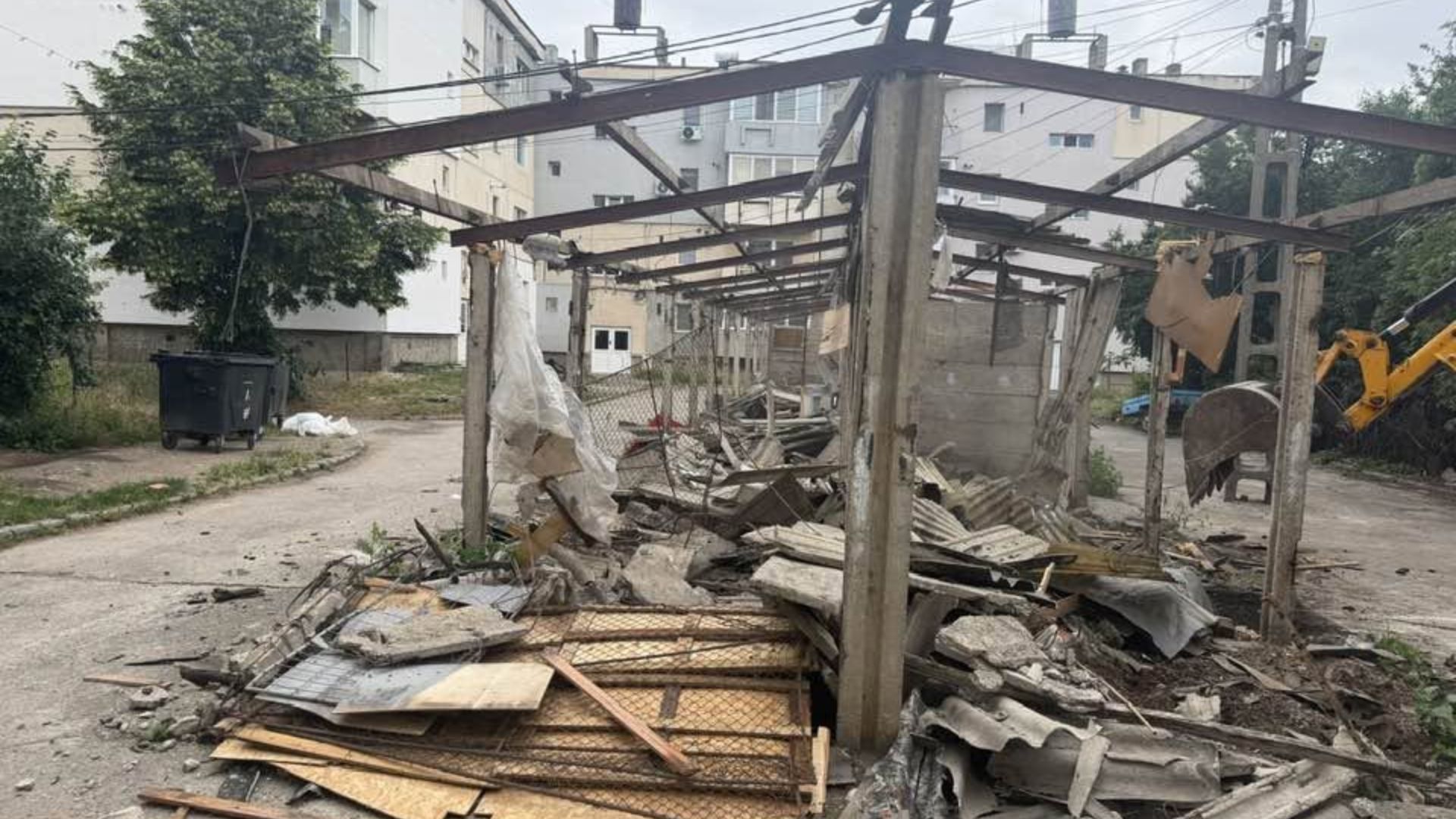 Au început demolările în Apahida! Garajele construite pe domeniul public dispar, iar autoritățile pregătesc transformarea completă a zonelor eliberate