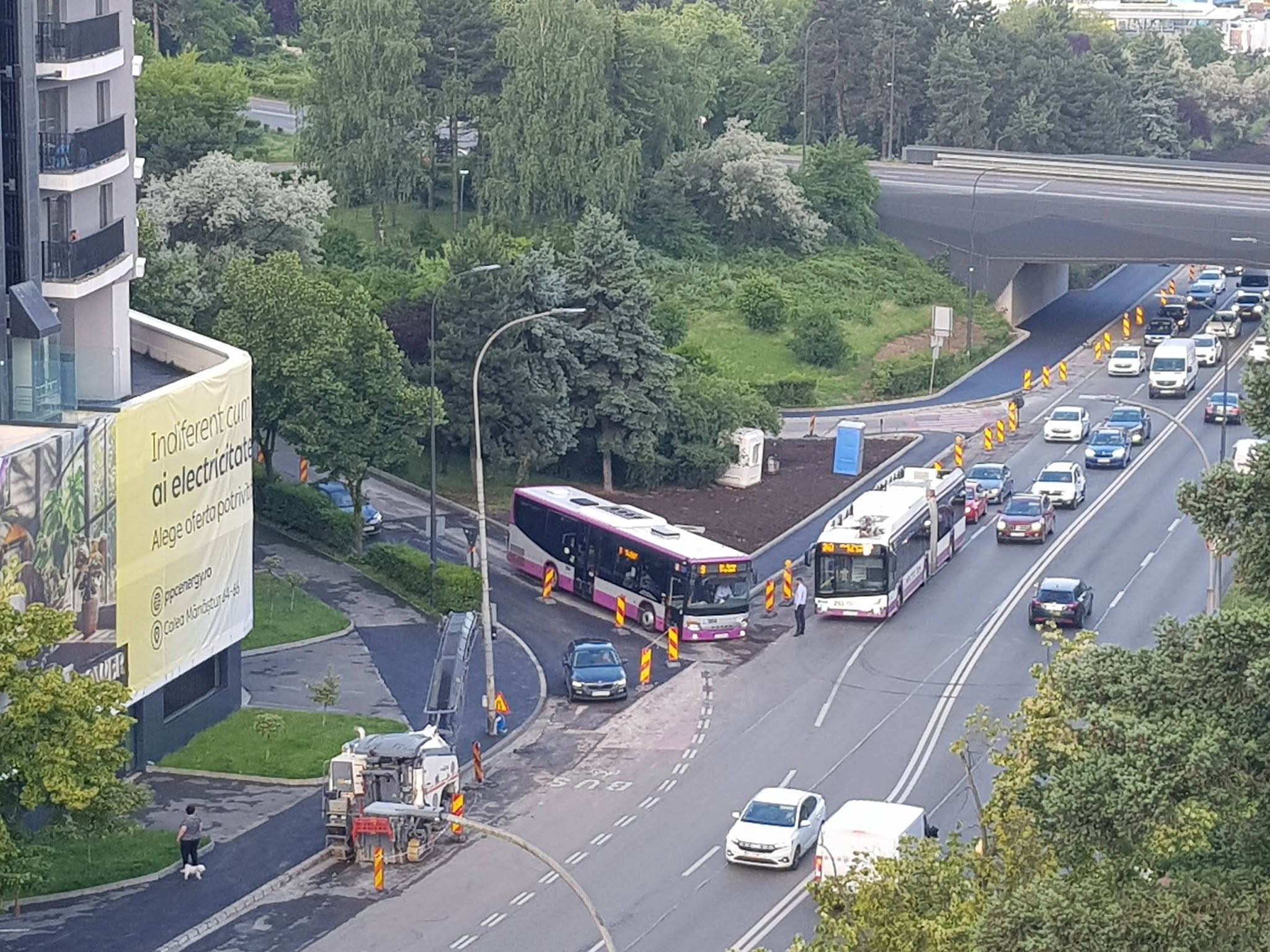 Autobuz înțepenit în asfalt la Cluj-Napoca! Manevra care a blocat circulația pe una dintre cele mai aglomerate artere ale orașului