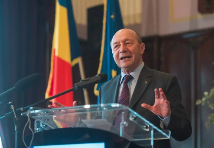 Băsescu ironizează blocajul de la București: „Parlamentul vrea vacanță, țara rămâne fără guvern”