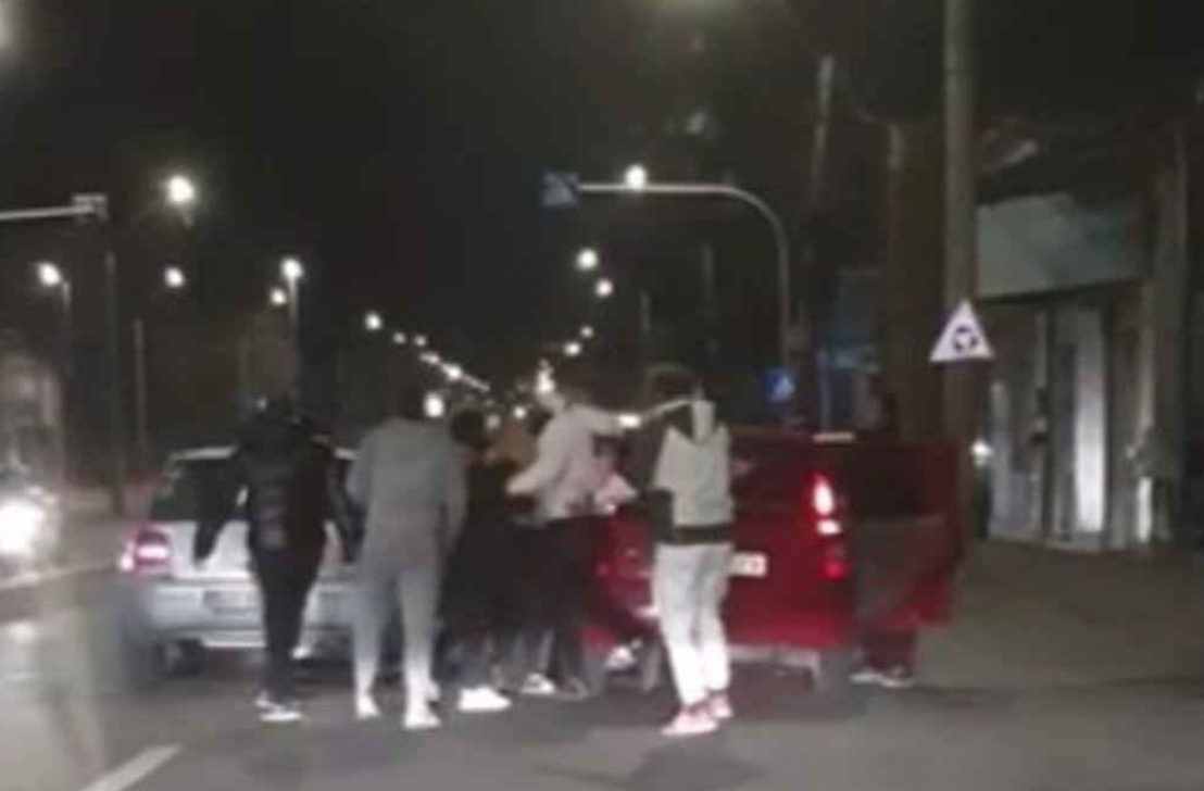 Bătăie cruntă între smardoi în Apahida: 9 clujeni, inclusiv un minor, s-au bătut în așa hal, încât patru au ajuns la spital. Doi bătăuși, duși la audieri