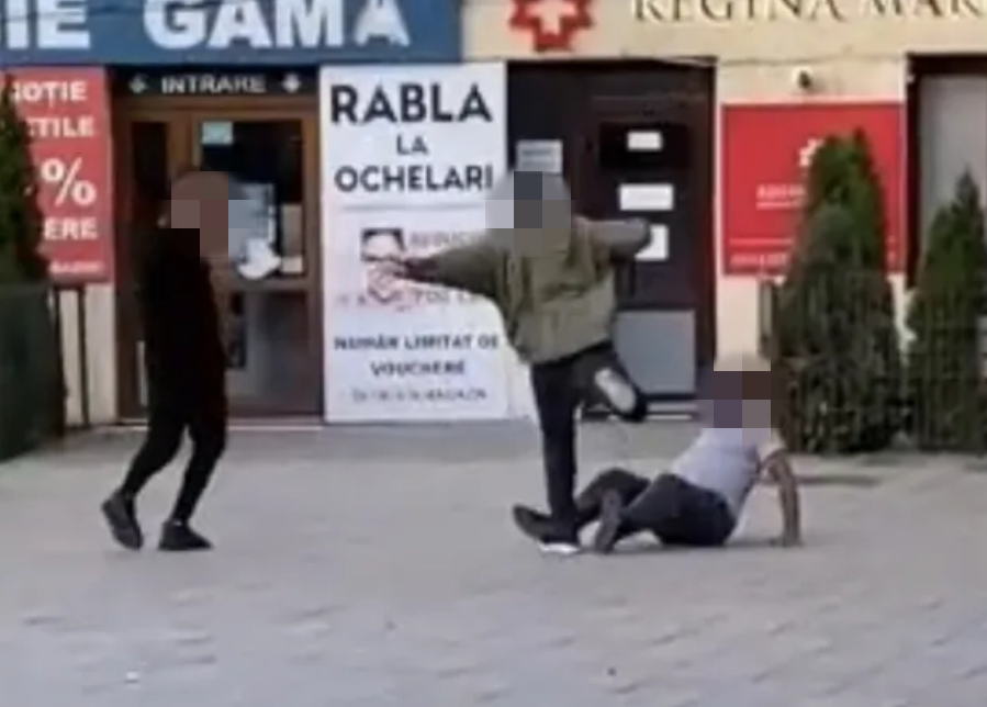 Bătaie în stația de autobuz din Piața Gării din Cluj: Agresorul a fost prins de polițiști. Victima a ajuns la spital!