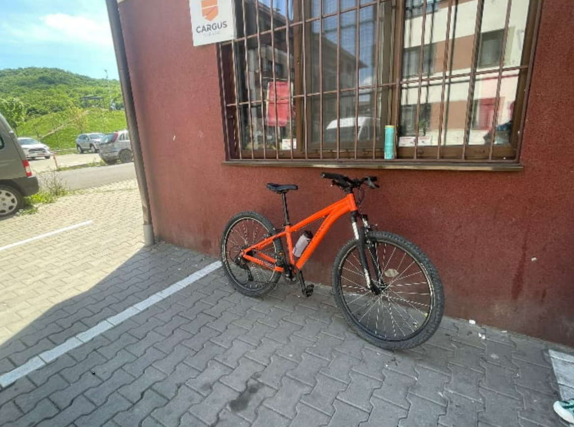 Bicicletă furată din fața parkingului, în Mănăștur. Apel către clujeni: „Vă rugăm ajutați-ne să o recuperăm. 10 minute a fost nesupravegheată”