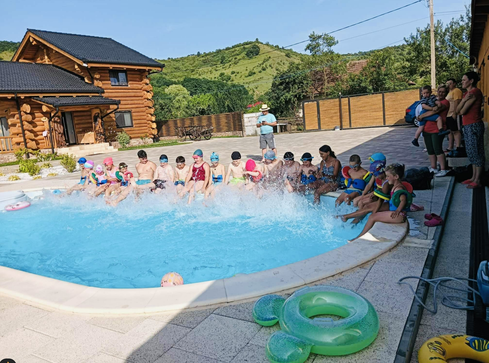 Bucurie imensă pentru copiii dintr-o comună din Cluj: Primarul le-a oferit gratuit piscina lui și cursuri cu instructor dedicat! Prima zi: „A fost de vis!”