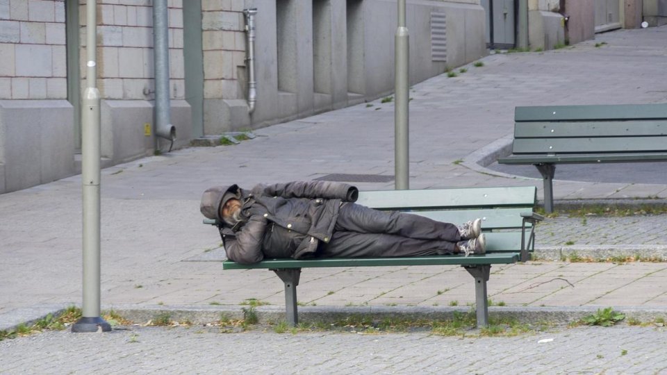 Ce se întâmplă zilnic pe o stradă din Grigoresc îi scoate din minți pe vecini! Mizerie, alcool și agresivitate la tot pasul: „Avem nevoie de ajutor!”