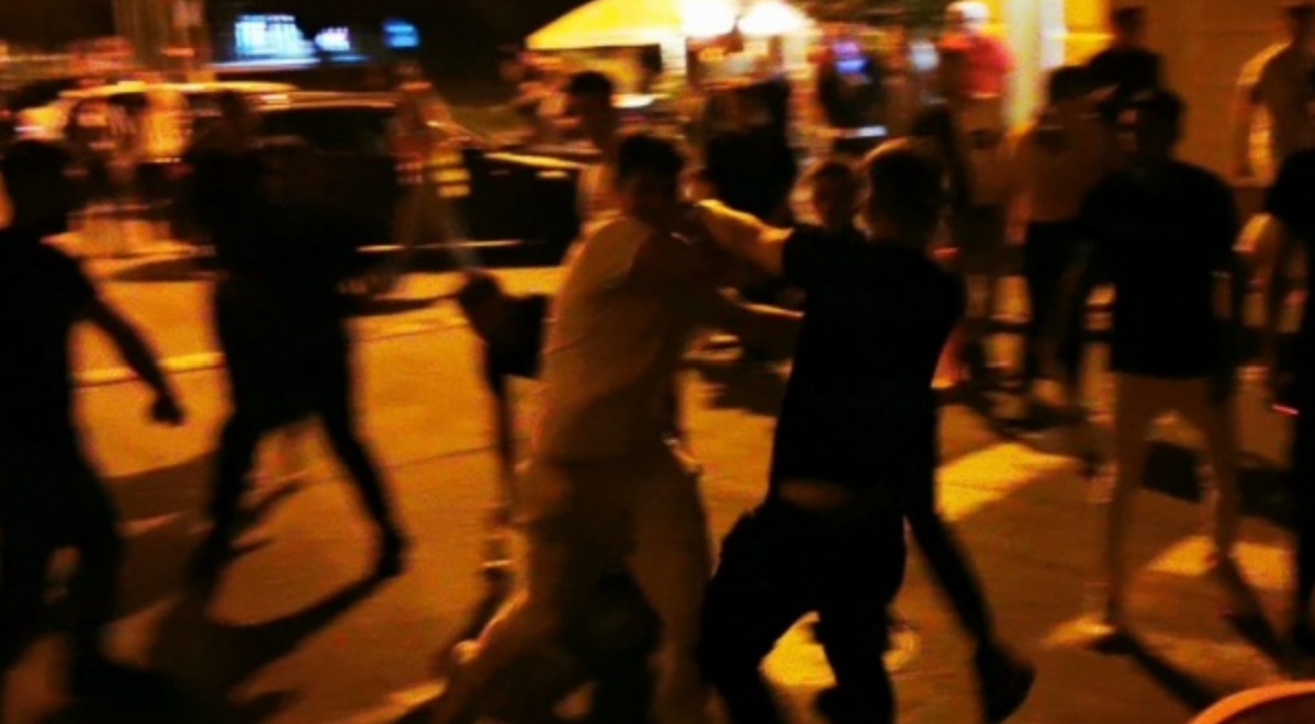 Cinci bătăuși din cei 9 implicați în scandalul din Apahida, reținuți de poliție. S-au bătut ca-n Vestul Sălbatic și au băgat patru oameni în spital!