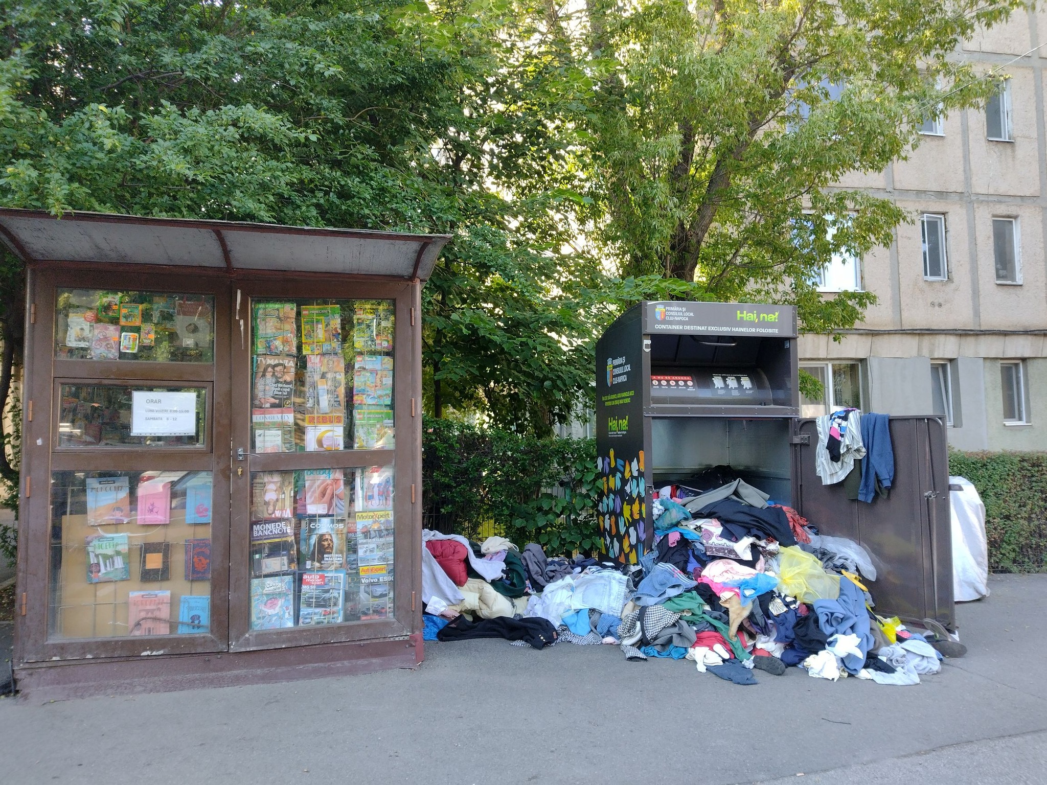 Civilizație de „cinci stele” în Cluj-Napoca! Un container pentru haine a fost răvășit, iar textilele au ajuns pe jos