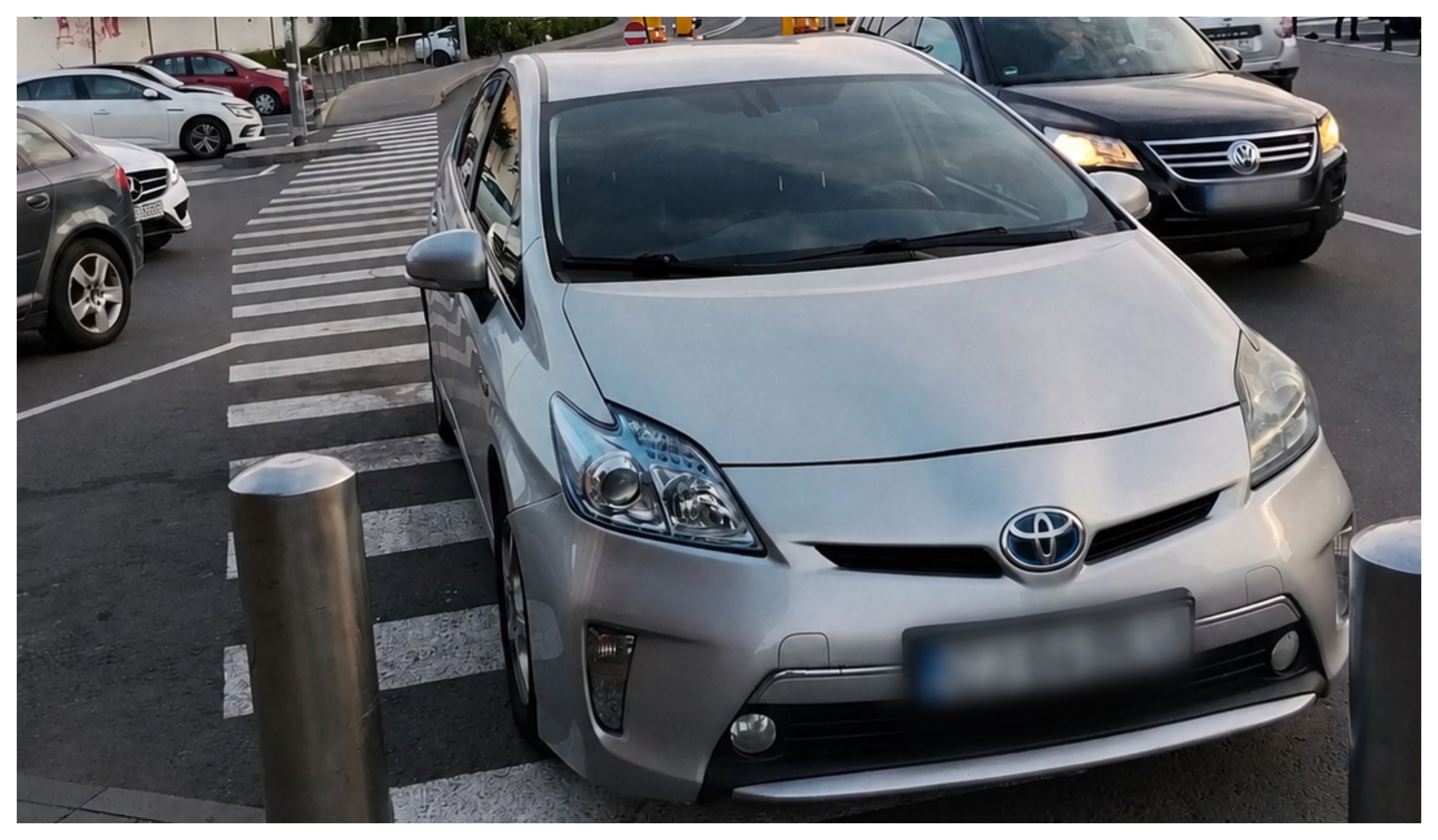 Civilizație românească la Cluj-Napoca! Un șofer și-a lăsat mașina direct pe trecerea de pietoni