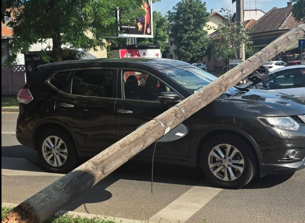Clipe de groază pentru o familie cu doi copii de 9 și 11 ani: Un stâlp s-a prăbușit peste mașină în care erau toți patru și așteptau la semafor