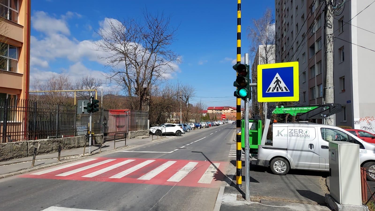 Clujean, aproape călcat de mașină pe trecerea dintr-un complex din Cluj-Napoca: „Nici urmă de frână". Ce făcea șoferița când era la doi pași de el