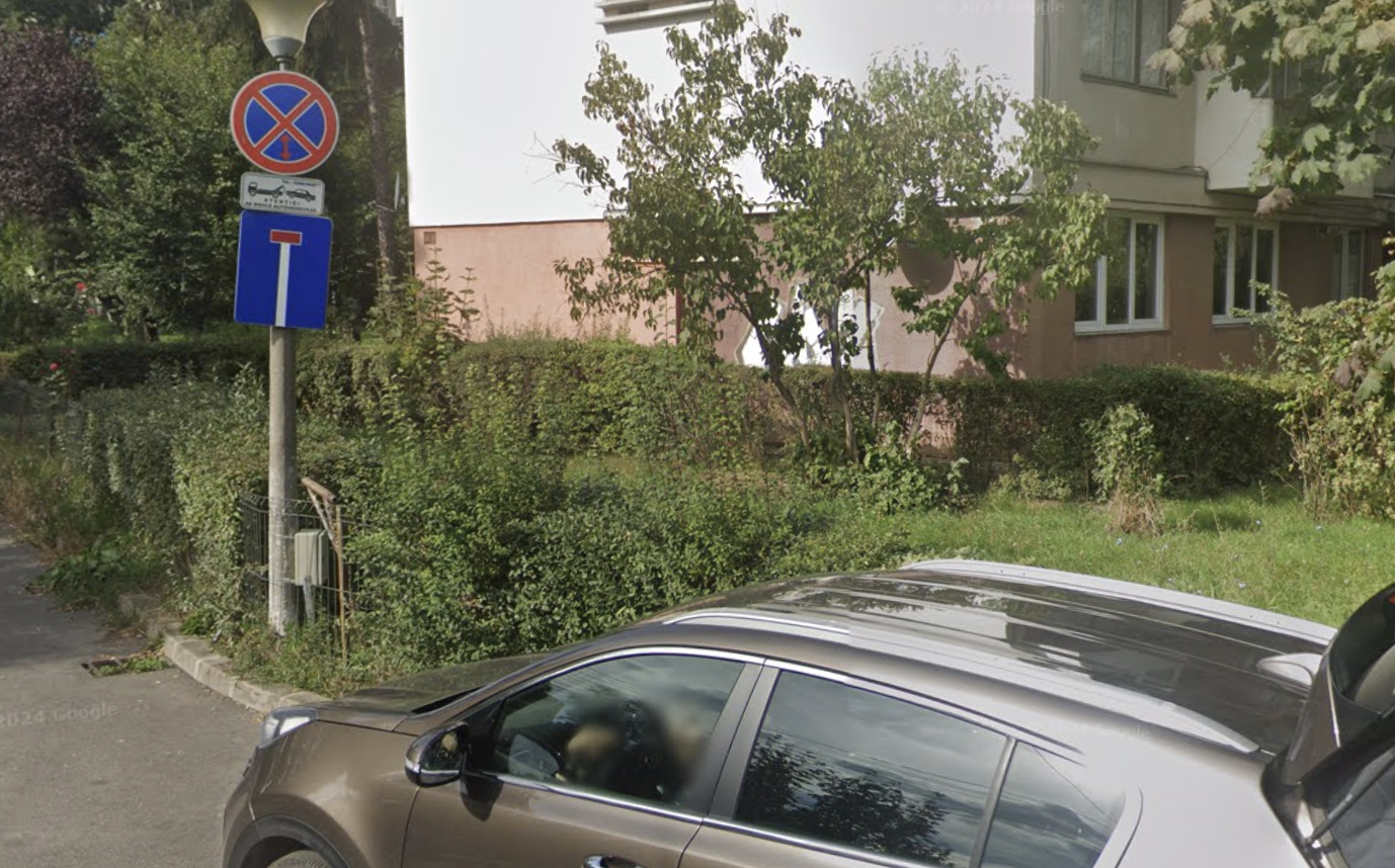 Clujean exasperat după 5 luni de coșmar! „De fiecare dată doar avertismente”: Același șofer parchează în continuare pe marcaj, nestingherit