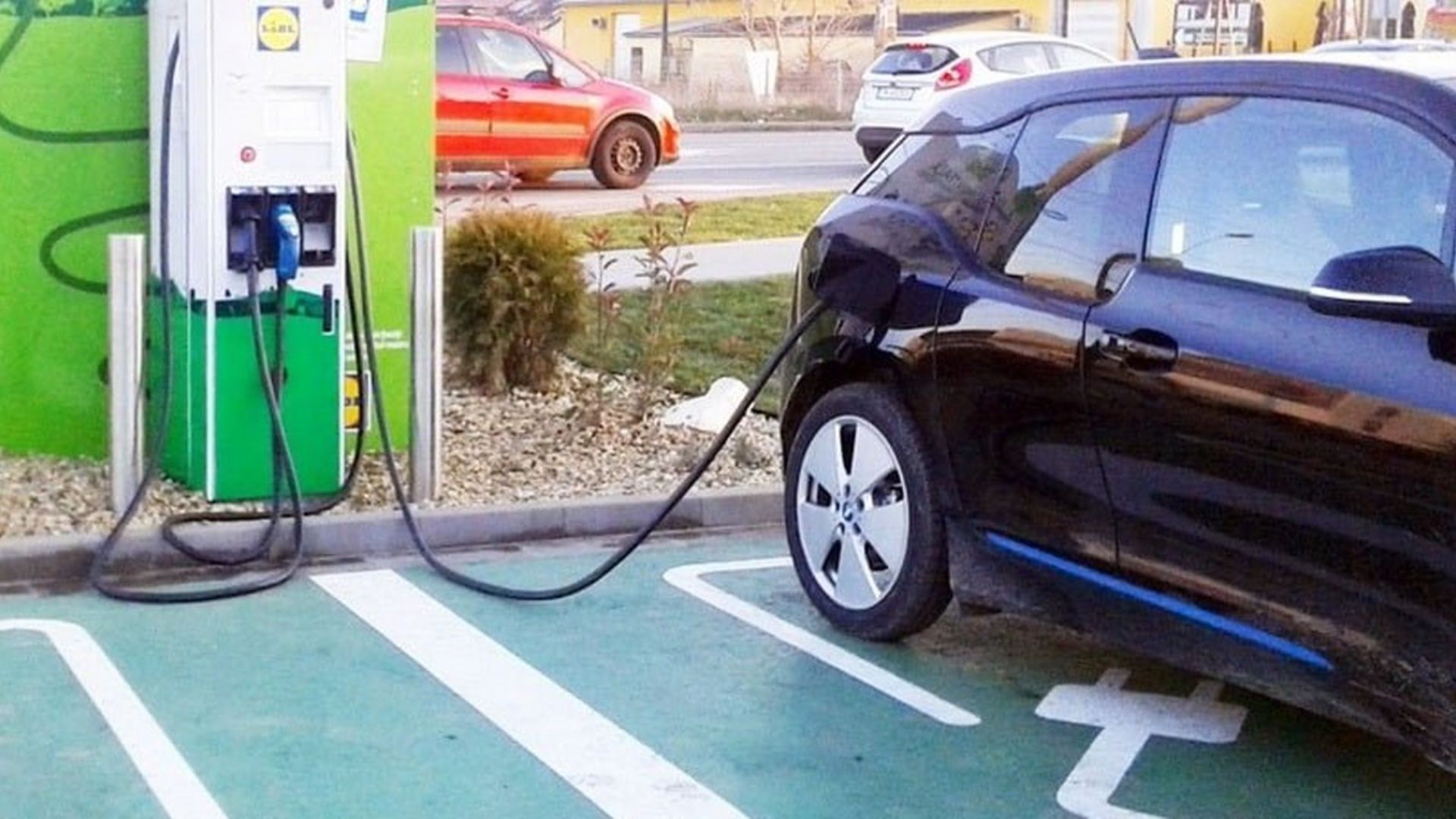 Clujenii care sperau la stații de încărcare pentru mașini electrice pe strada Plevnei mai au de așteptat! Primăria a dat răspunsul care le taie elanul