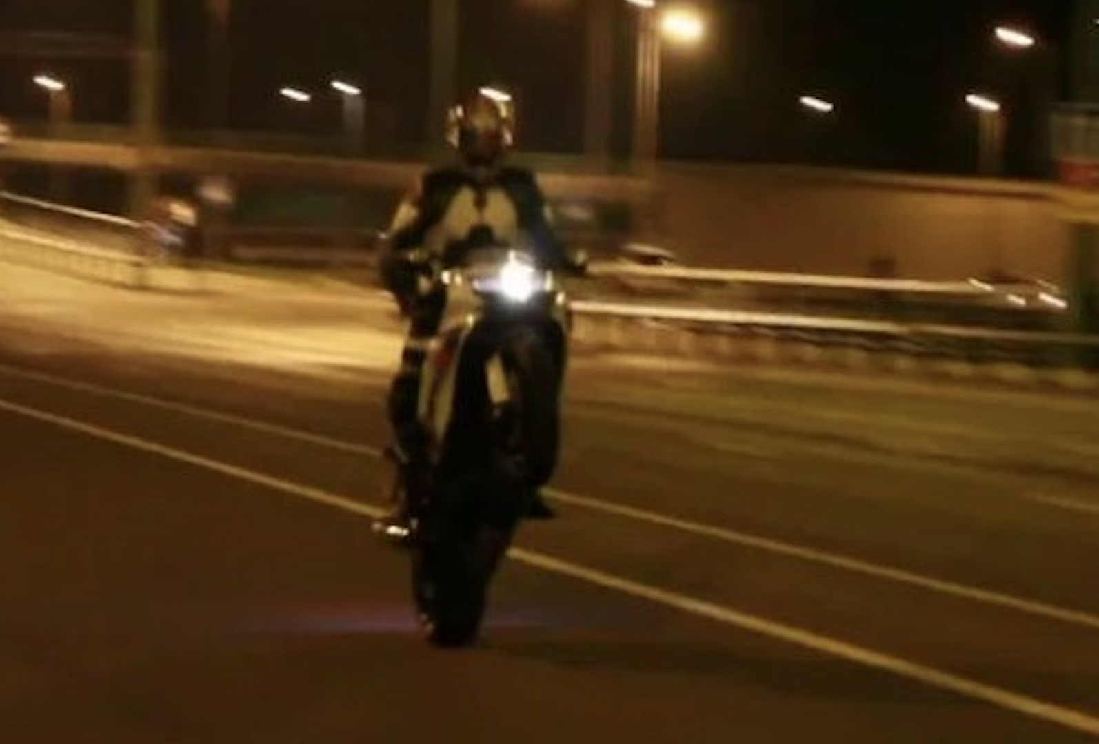 Clujenii nu mai pot dormi din cauza motocicliștilor care turează motoarele noaptea pe străzi rezidențiale: „Sunt și copii mici la ora aia"