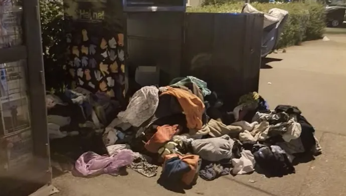 Clujenii reclamă vandalizarea zilnică a unui container pentru haine din Mănăștur: „Lacătul a fost spart din nou!”