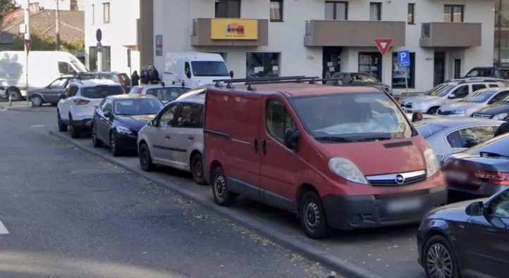 Clujenii s-au săturat! Cluj-Napoca se transformă în „orașul mașinilor”, iar trotuarele dispar sub roți