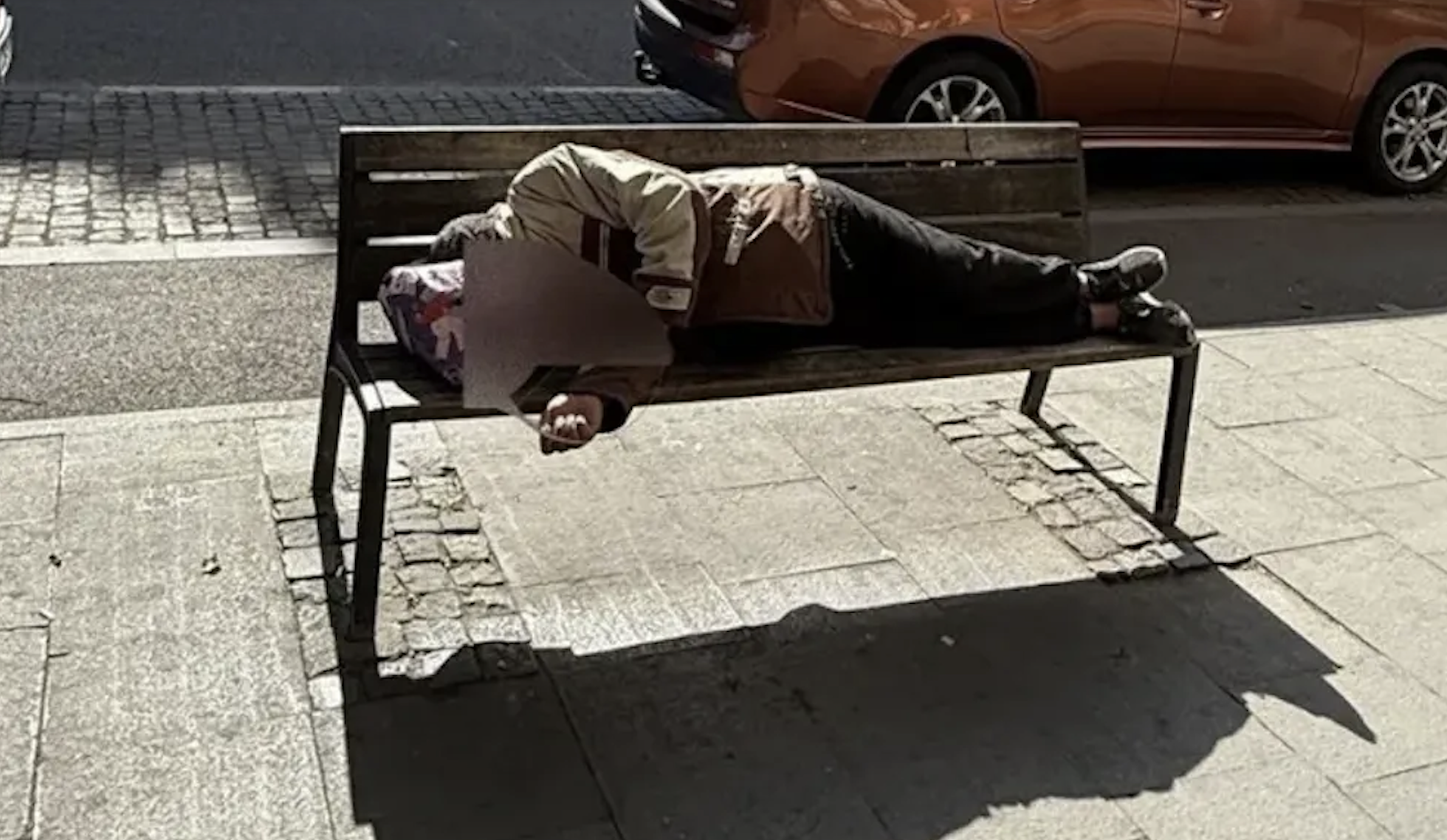Clujenii, sătui de situația din Piața Gării: Oamenii străzii ocupă băncile din zonă, iar autoritățile nu găsesc nicio soluție de durată