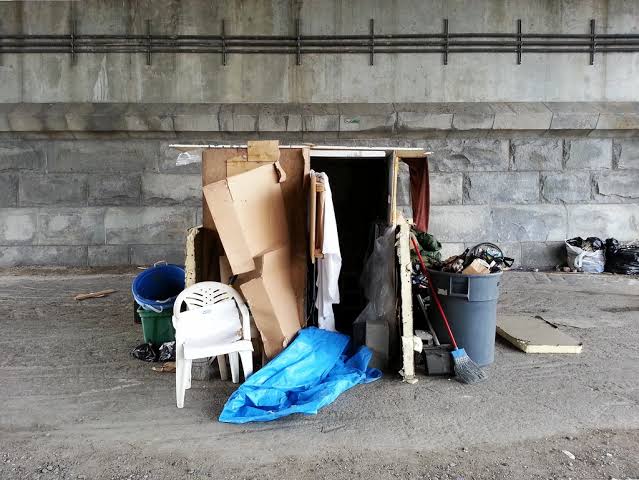 Clujenii, terorizați lângă o trecere de cale ferată din oraș: „Comportament agresiv față de trecători și disconfort olfactiv sever". Ce cer autoritățile