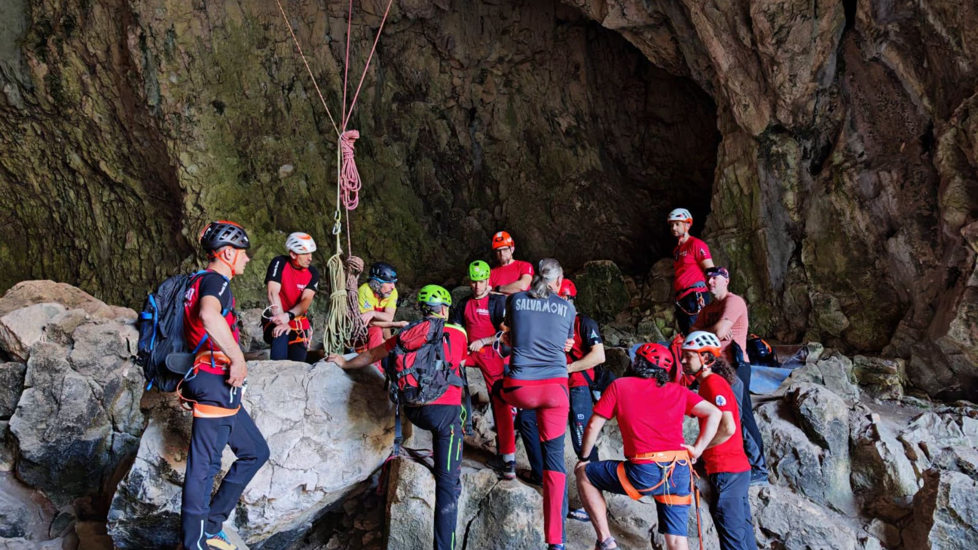 Clujul dă tonul unei premiere pentru România în alpinism! Metoda inovatoare dezvoltată de Salvamont Cluj începe să fie preluată la nivel național