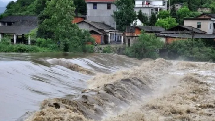 Clujul intră sub Cod galben și Cod portocaliu de inundații! Hidrologii avertizează asupra riscului de inundații