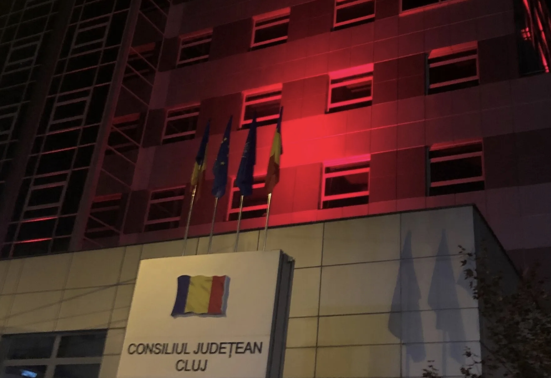 Clujul se colorează în roșu duminică seară, iată de ce! CJ Cluj face un gest simbolic de Ziua Donatorului de Sânge și cheamă lumea la acțiune