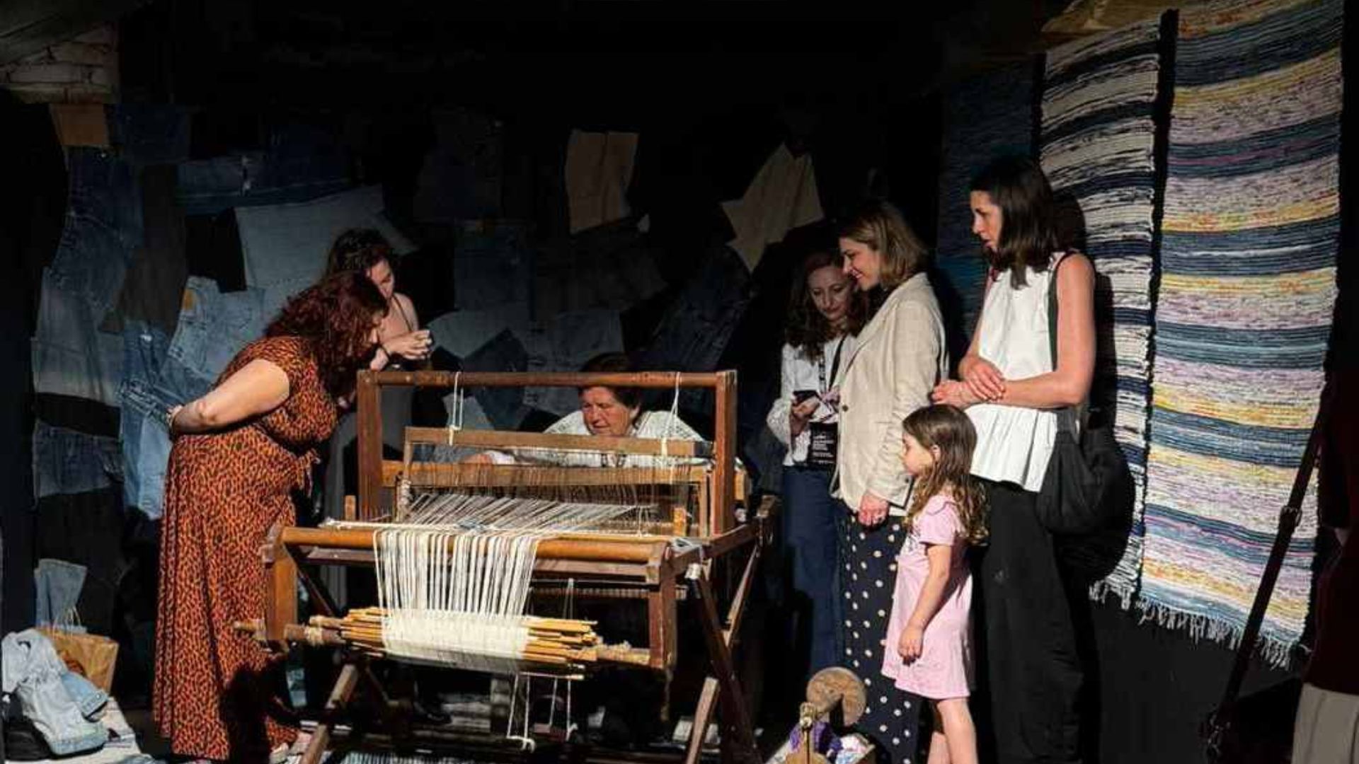 Clujul surprinde din nou! Povestea incredibilă a blugilor transformați în artă ajunge la unul dintre cele mai importante festivaluri de design