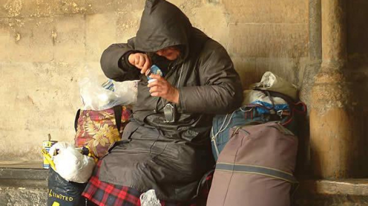 Colonie de oameni ai străzii sub podurile de pe o stradă din Cluj-Napoca: „Tone de deșeuri, fecale amestecate cu gunoaie. Riscăm un focar de infecție!”