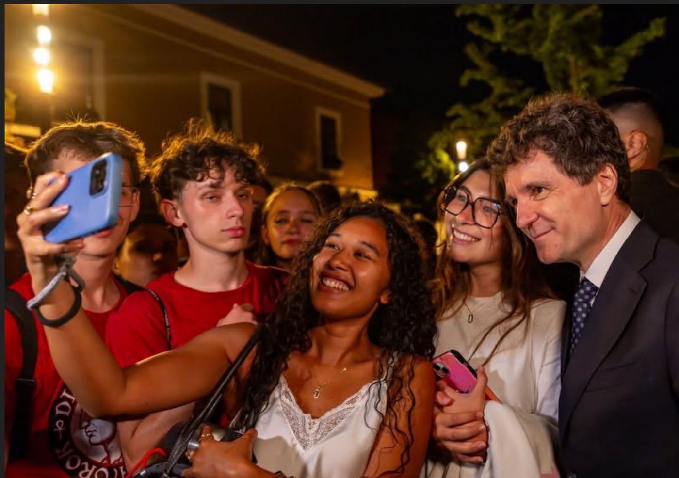 Contestat în toată țara, Nicușor Dan s-a pozat cu mai mulți tineri la Cluj-Napoca. Zeci de fani l-au iertat pentru criza politică din ultimele luni