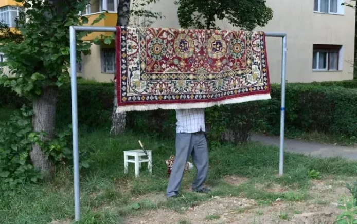 Controverse în Cluj-Napoca! Clujenii cer eliminarea barelor de bătut covoare din oraș: „Suntem în UE, unde mai întâlnim așa ceva”