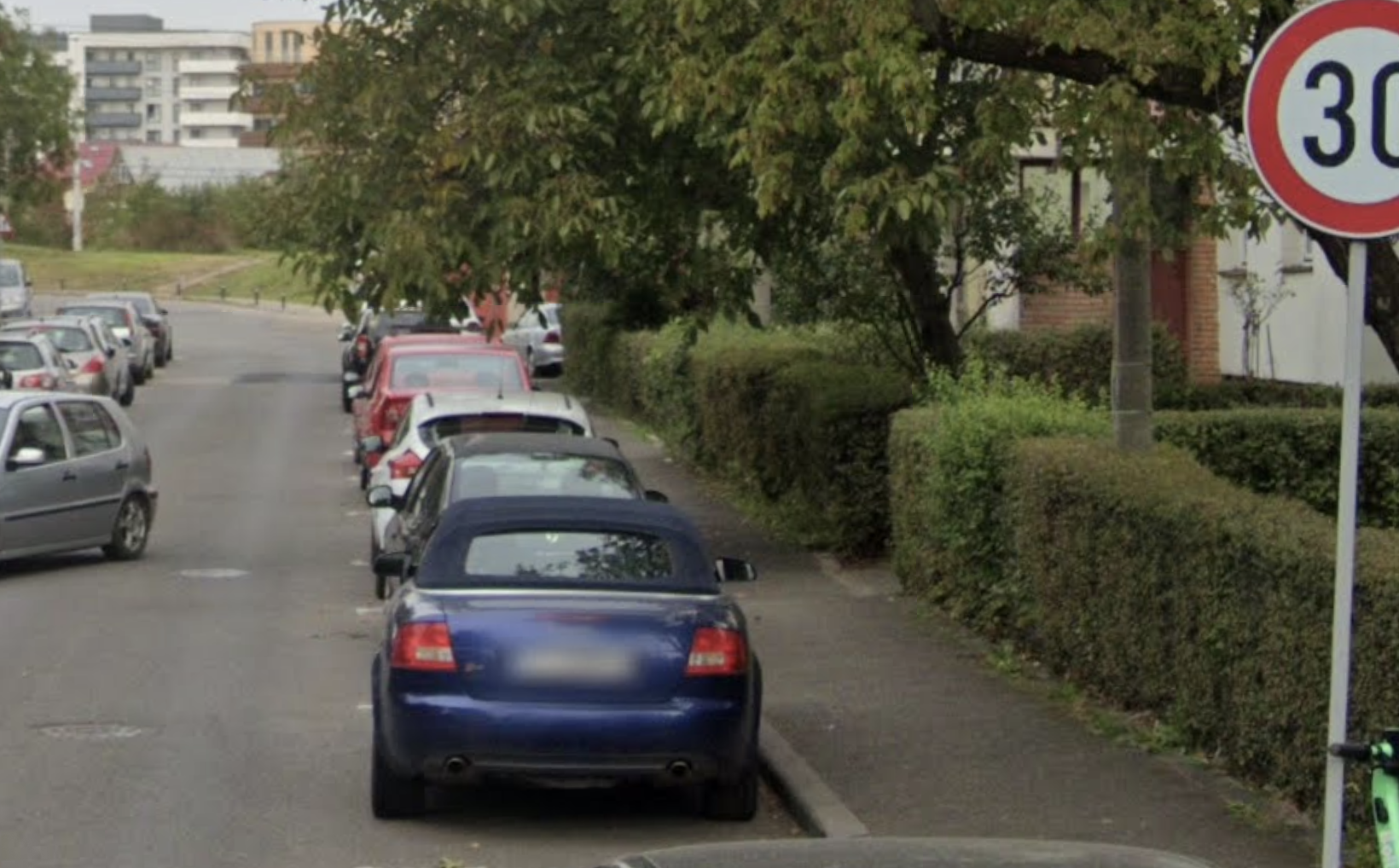 Coșmar pe o stradă din Cluj-Napoca: Mașinile parcate haotic blochează accesul salvării și pompierilor chiar lângă o școală. Ce cer locuitorii