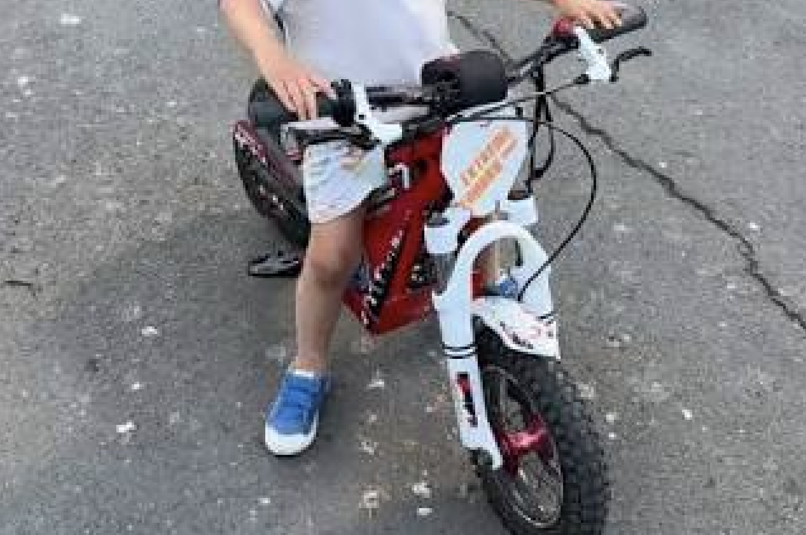 Coșmar pe o stradă din Cluj: Un copil de 7 ani face motocross zi și noapte, iar familia e violentă cu vecinii care protestează!