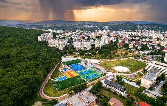 Coșmar pentru clujenii din Mănăștur: Petreceri cu boxe uriașe și muzică dată tare lângă pista de alergare, iar noaptea situația se agravează