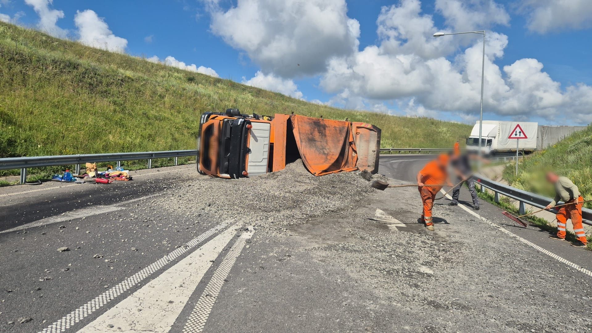 De ce s-a răsturnat autocamionul la Nădășelu! Primele concluzii ale polițiștilor clujeni după accidentul de pe breteaua de urcare A3