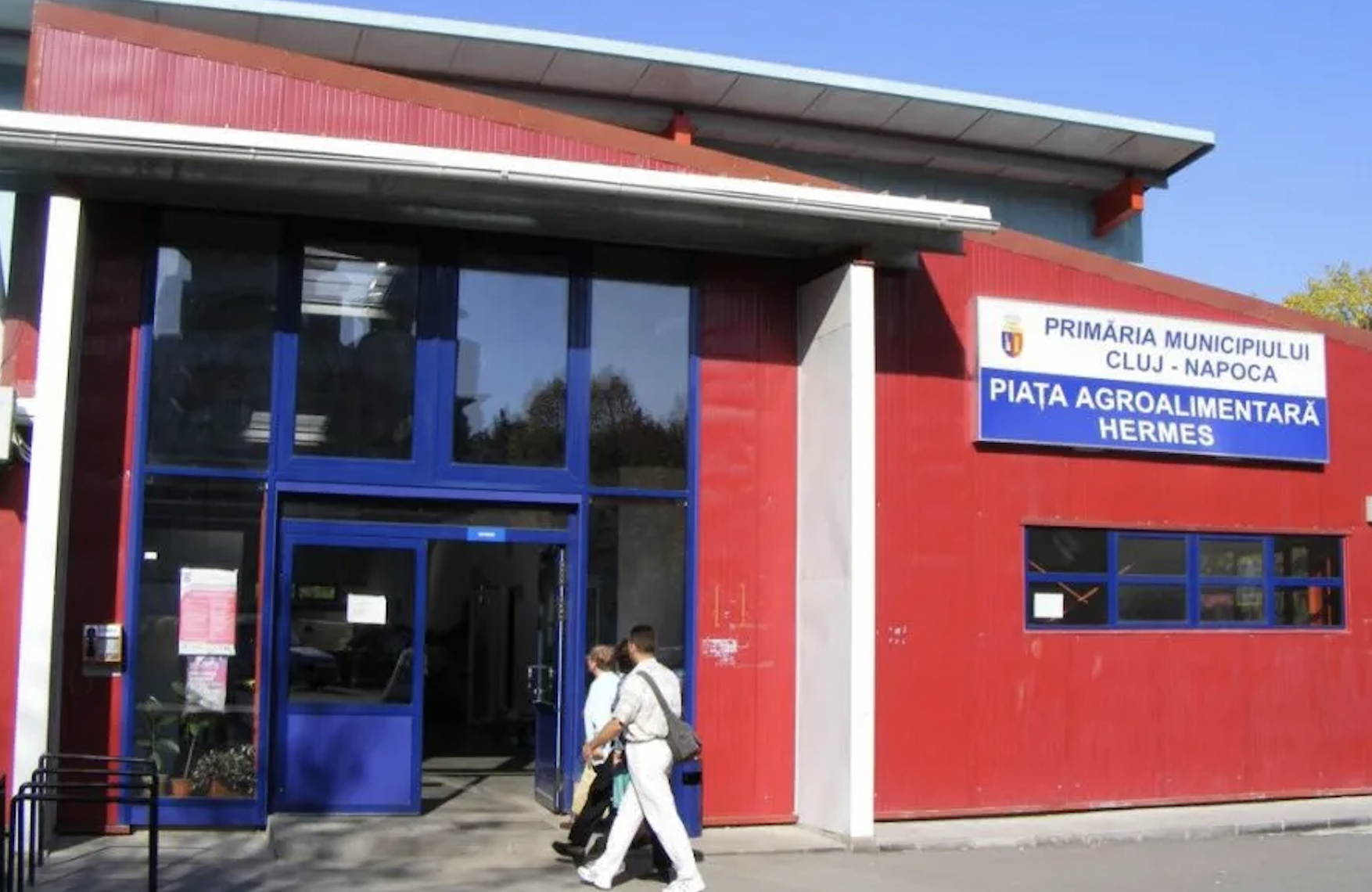 Dezastru total în această piață din Cluj-Napoca: Aparatul de reciclat, sabotat în fiecare dimineață, și containerele de haine, jefuite lună de lună!