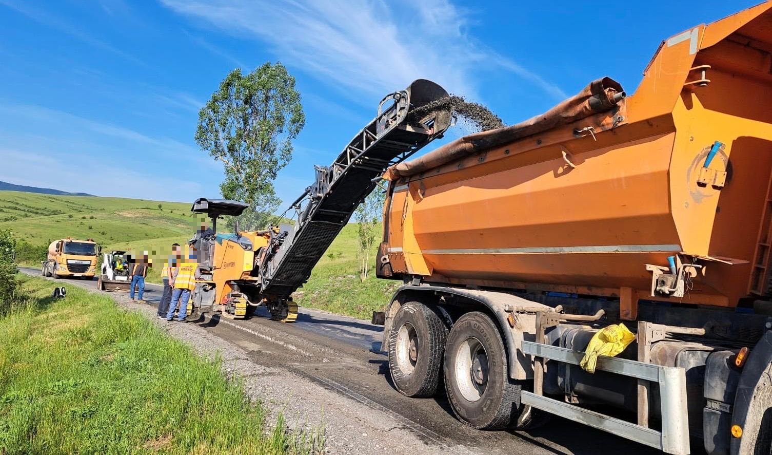 DRDP Cluj repară drumurile cu forțe proprii: lucrări pe Varianta de Ocolire Baia Mare și DN 1J Cluj, cu asfalt fabricat în stație proprie