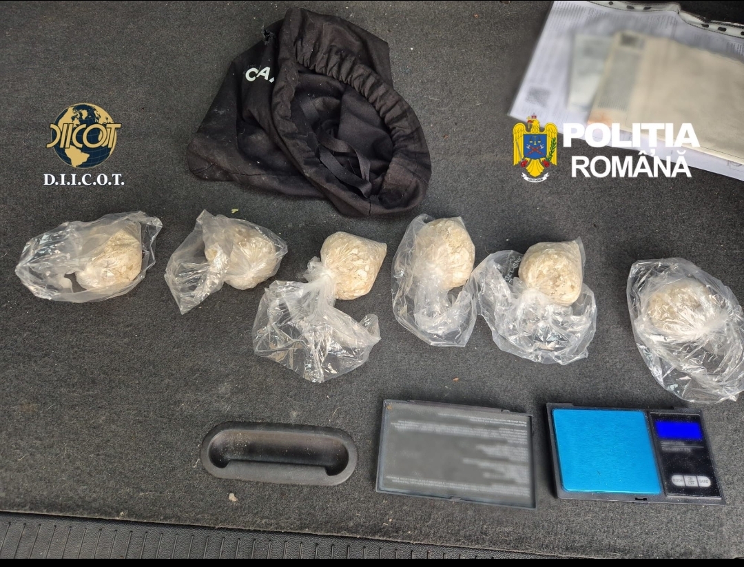 Droguri ascunse în subsolul unui bloc din Cluj: Un tânăr, ce făcea parte dintr-o rețea de traficanți, le „gestiona” liniștit. Acum a fost arestat