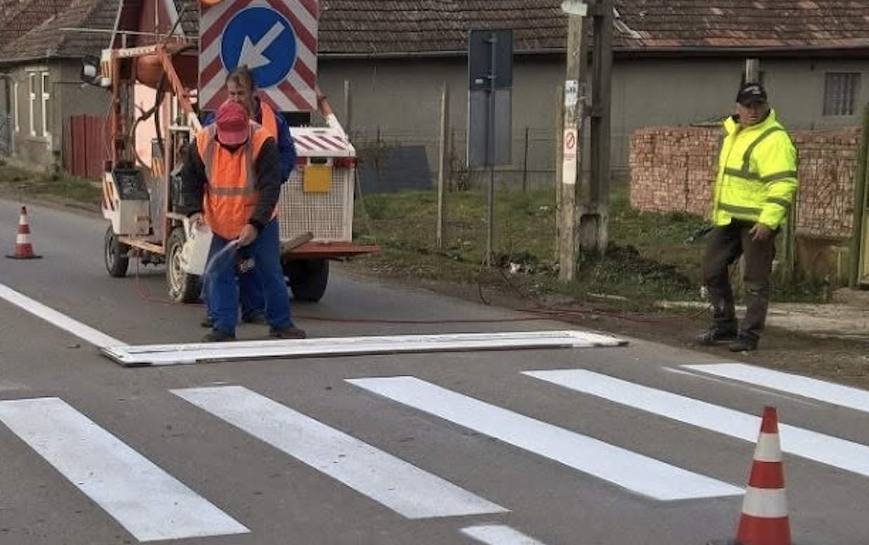 Drumurile județene din Cluj vor fi marcate special în zonele cu risc de accidente: CJ licitează contract pentru marcaje și benzile de reducere a vitezei