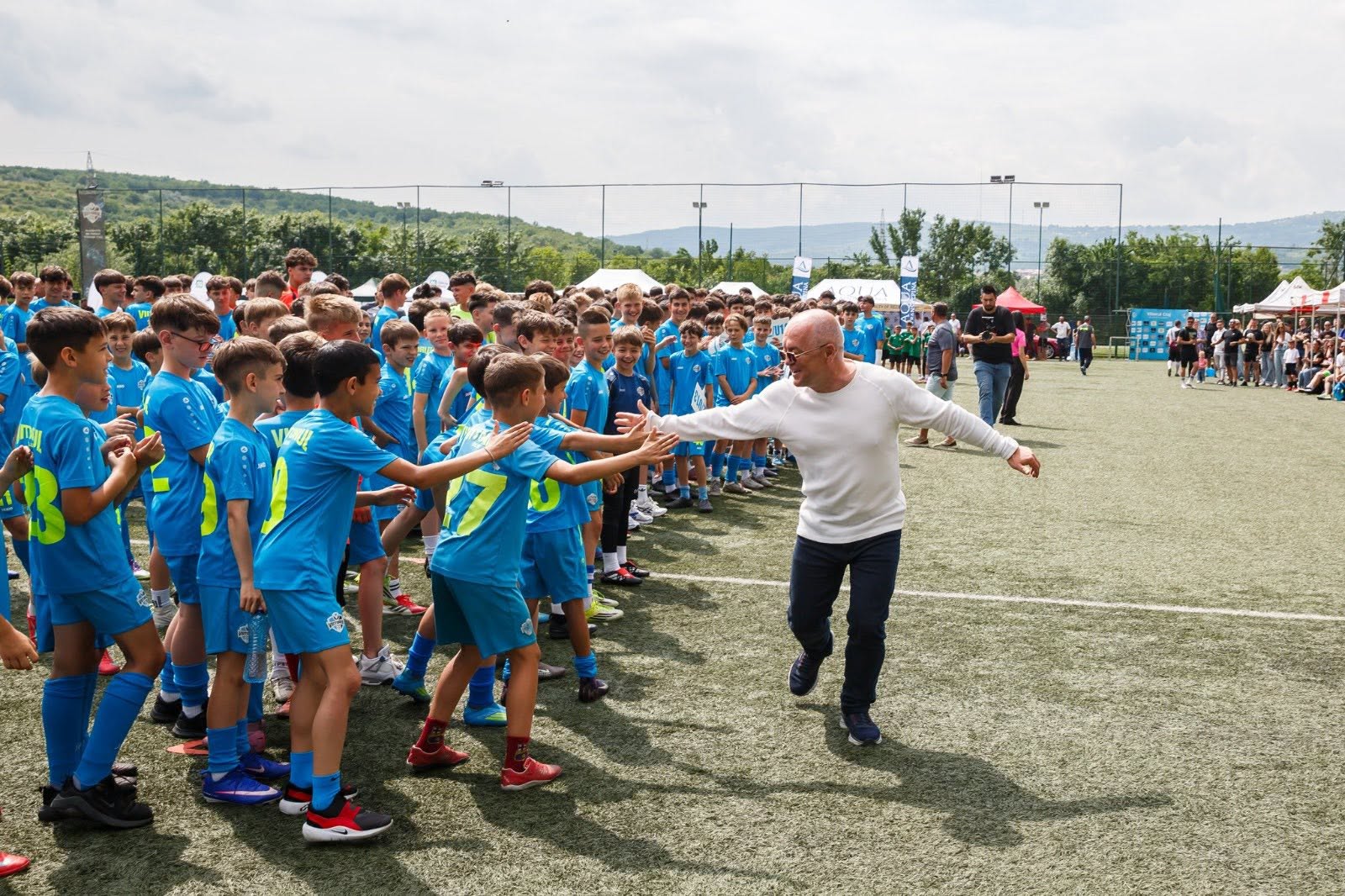 Emil Boc, alături de copiii de la Viitorul Cluj: academia clujeană a ajuns pe locul 2 din 130 în România și joacă finala Cupei cu Rapid