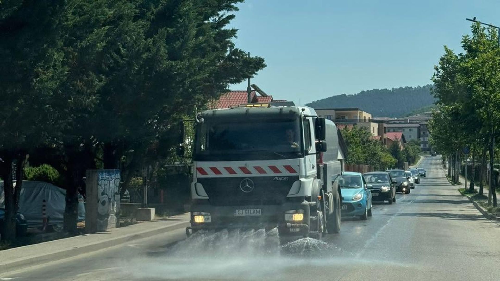 Floreștiul luptă cu valul de caniculă! Străzile principale sunt udate pentru a reduce efectul de „insulă de căldură” și disconfortul termic