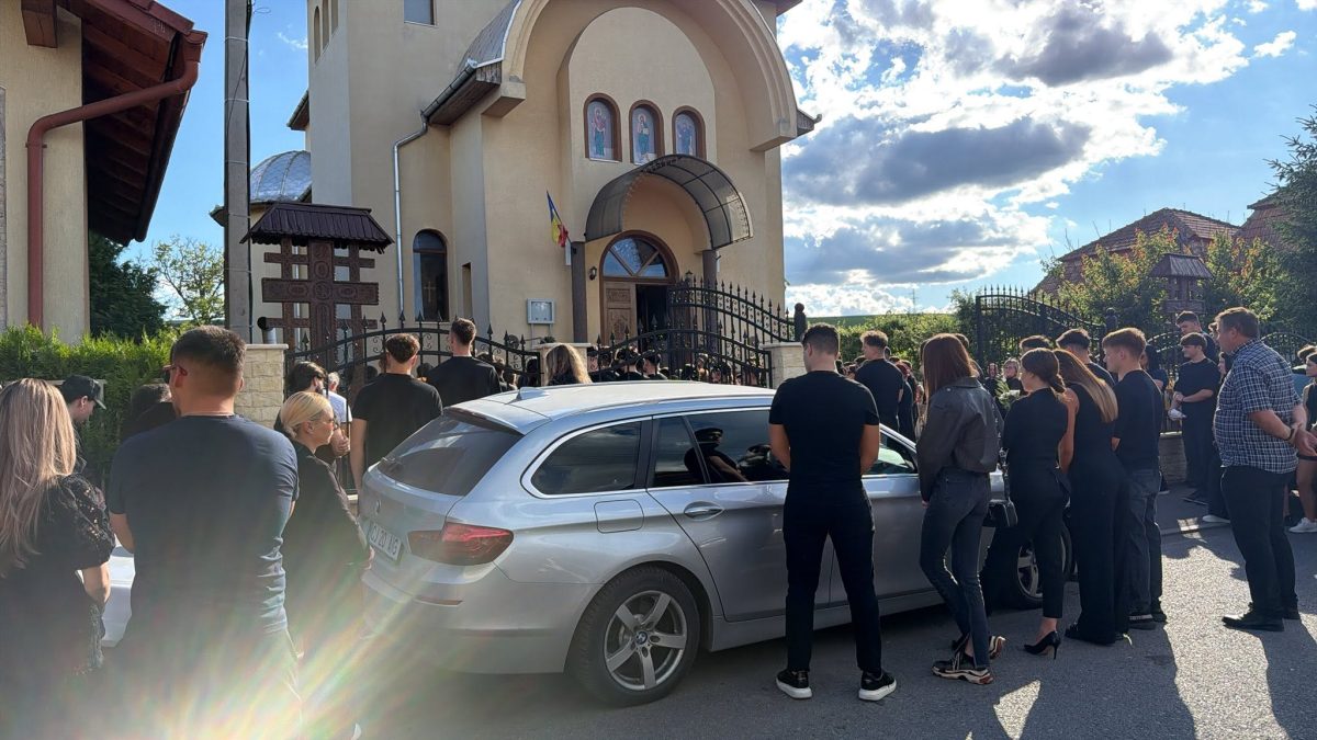 FOTO. Doliu uriaș la Turda. Sute de tineri și-au luat rămas bun de la Bogdan Zeic, tânărul care și-a pierdut viața în tragedia din Cheile Turzii