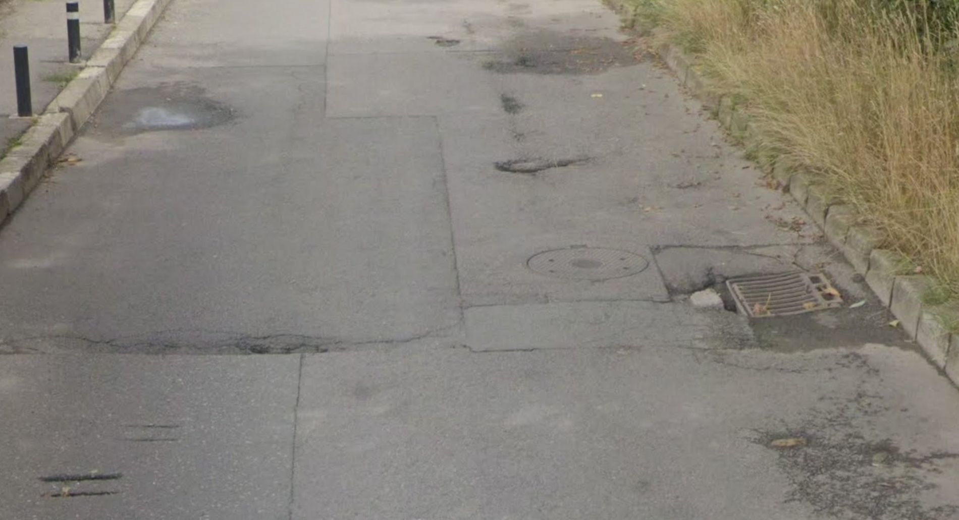 Gropi misterioase „apărute” pe o stradă din Cluj-Napoca. Un locuitor din Dâmbu Rotund a semnalat degradări în două zone diferite: „De dimensiuni mari”