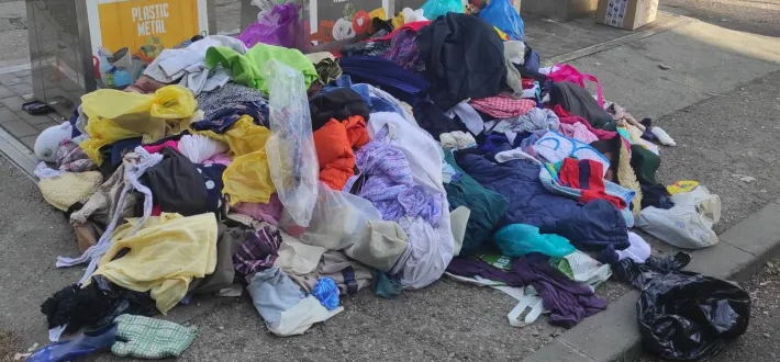 Haine aruncate pe zeci de metri lângă o stație de autobuz din Cluj-Napoca. Locuitorii s-au săturat de mizerie