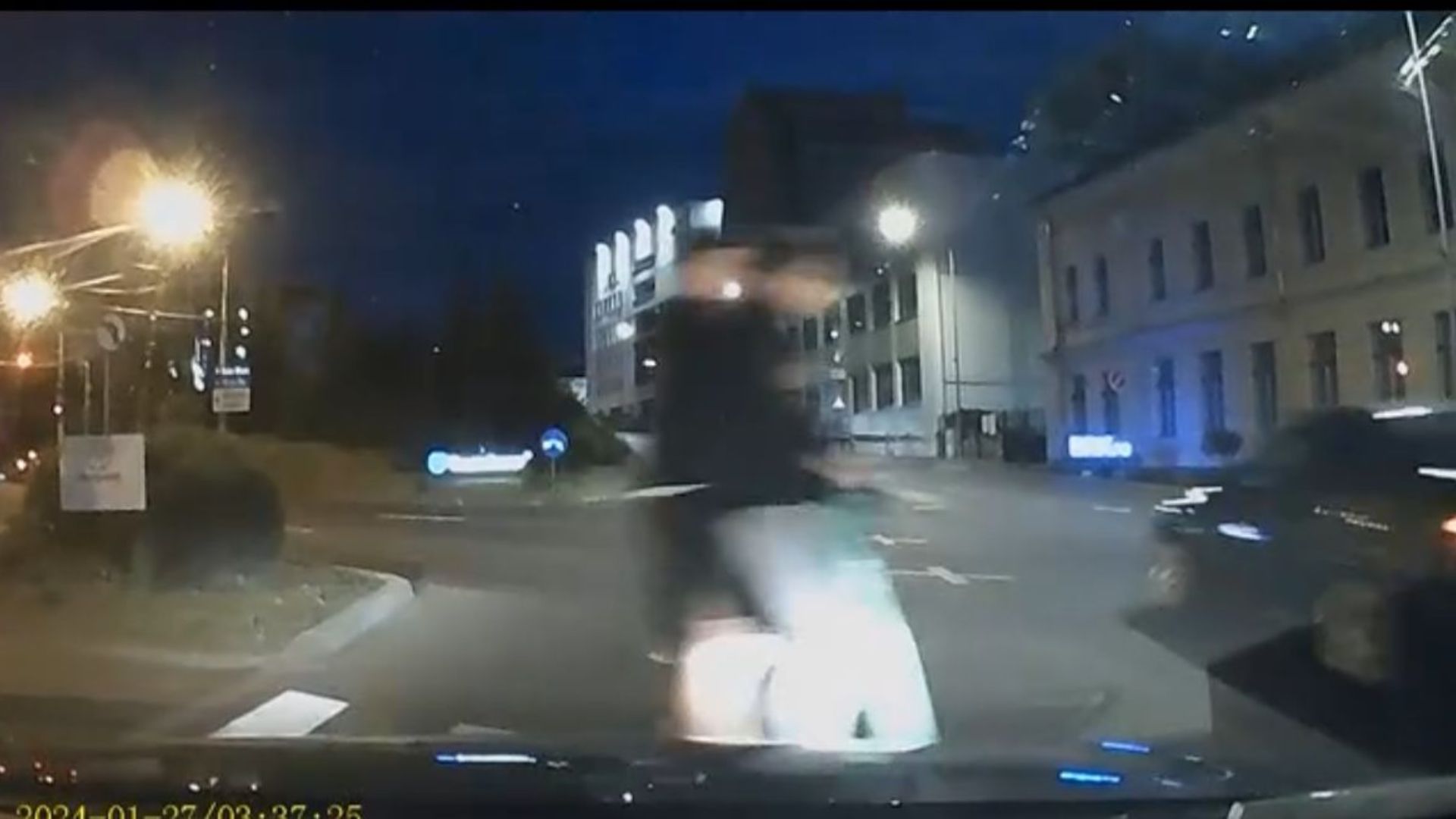 Imagini revoltătoare în Cluj-Napoca! Doi adolescenți au traversat „ca fulgerul” pe o trotinetă electrică, fix pe trecerea de pietoni: „Inconștienți!”